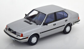 Triple9 1:18 Volvo 360 zilver grijs metallic met blauw interieur 1987