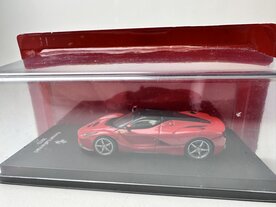 Atlas 1:64 Ferrari Laferrari 2013 in vitrine - Rosso Corsa 322 rood