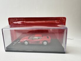 Atlas 1:64 Ferrari Testarossa 1984 rood, in vitrine