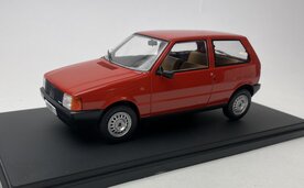 Whitebox 1:24 Fiat Uno 1983 rood in window box
