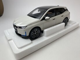 Minichamps 1:18 BMW iX (I20) wit metallic 2022