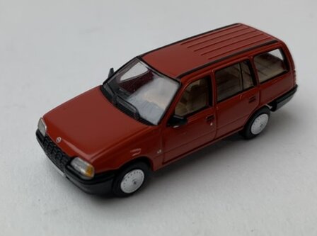 Premium Classixxs 1:87 Opel Kadett E Caravan 1985 rood