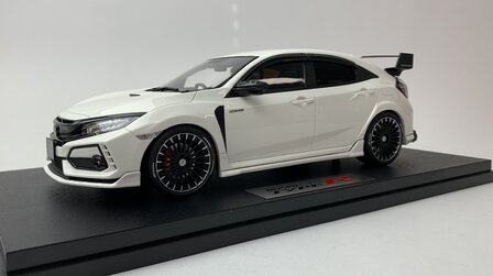 Pop Race 1:18 Honda Civic - FK8 Mugen Civic Type R - White, with figur inside - incl vitrine in luxe verpaking - RHD