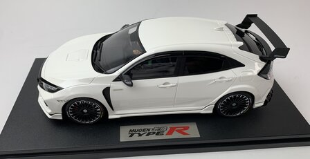 Pop Race 1:18 Honda Civic - FK8 Mugen Civic Type R - White, with figur inside - incl vitrine in luxe verpaking - RHD