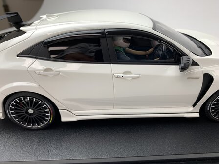 Pop Race 1:18 Honda Civic - FK8 Mugen Civic Type R - White, with figur inside - incl vitrine in luxe verpaking - RHD