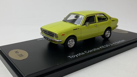 Golden Oldies 1:43 Toyota Corolla KE30 2-d Sedan geel  - resin model - Limited 100 pcs