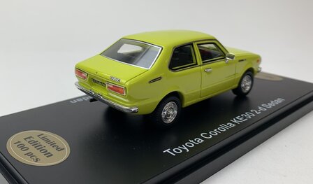 Golden Oldies 1:43 Toyota Corolla KE30 2-d Sedan geel  - resin model - Limited 100 pcs