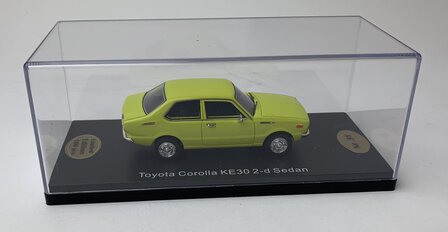 Golden Oldies 1:43 Toyota Corolla KE30 2-d Sedan geel  - resin model - Limited 100 pcs