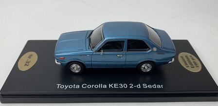 Golden Oldies 1:43 Toyota Corolla KE30 2-d Sedan blauw  - resin model - Limited 100 pcs
