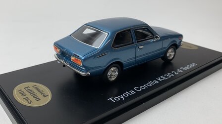 Golden Oldies 1:43 Toyota Corolla KE30 2-d Sedan blauw  - resin model - Limited 100 pcs