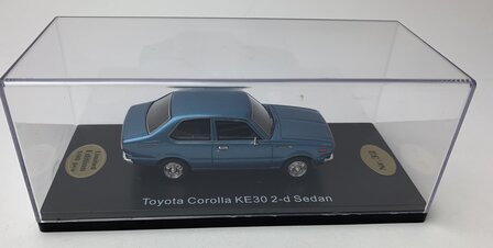 Golden Oldies 1:43 Toyota Corolla KE30 2-d Sedan blauw  - resin model - Limited 100 pcs