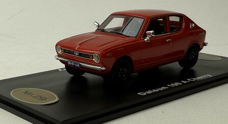 Golden Oldies 1:43 Datsun 100 A Cherry rood resin model - Limited 100 pcs