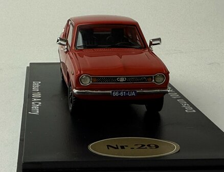 Golden Oldies 1:43 Datsun 100 A Cherry rood resin model - Limited 100 pcs