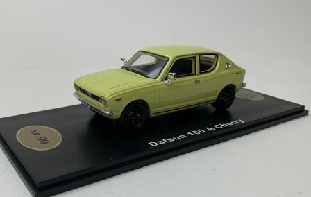 Golden Oldies 1:43 Datsun 100 A Cherry geel resin model - Limited 100 pcs