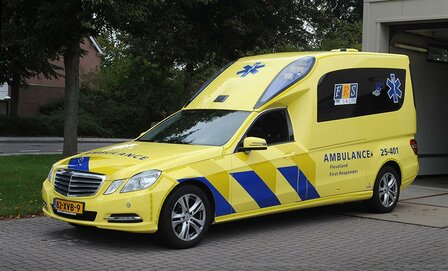 Matrix 1:43 Mercedes Benz E250D VF212 Ambulance Flevoland First Responder Urk geel in vitrine. Verwacht Q4 2025