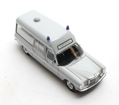 Matrix 1:43 Mercedes Benz V114 Visser ambulance grijs &#039;69-&#039;73. Verwacht Q3
