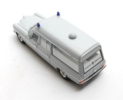 Matrix 1:43 Mercedes Benz V114 Visser ambulance grijs &#039;69-&#039;73. Verwacht Q3
