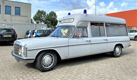 Matrix 1:43 Mercedes Benz V114 Visser ambulance grijs &#039;69-&#039;73. Verwacht Q3