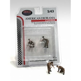 American Diorama 1:43 Race Day Metal Figure set no 5 - set 2 figuren, excl. auto