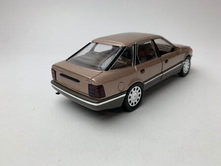Schabak 1:24 Ford Scorpio, brons with chrome wheels