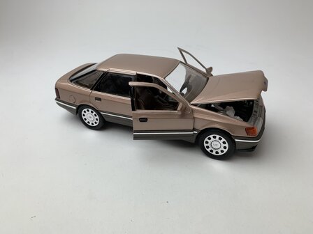 Schabak 1:24 Ford Scorpio, brons with chrome wheels
