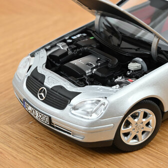 Norev 1:18 Mercedes Benz SLK 1996 Brillant Silver 2024. Levering 09-2025