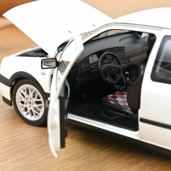 Norev 1:18 Volkswagen Golf GTI 1996 Candy White. Levering 09-2025