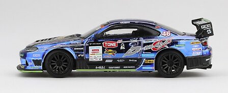Mini GT 1:64 Nissan Silvia (S15) D-MAX no 46 D-MAX Racing 2023 - D1 Grand Prix, in blisterverpakking