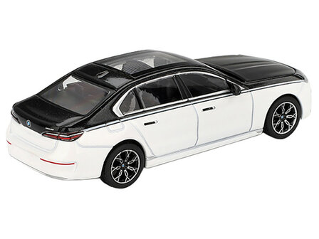 Mini GT 1:64 BMW i7 xDrive60 Dravit Alpine White and Black Sapphire LHD
