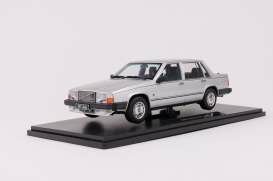 T9 1:18 1985 volvo 760, silver metallic