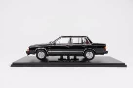 T9 1:18 1985 volvo 760, black