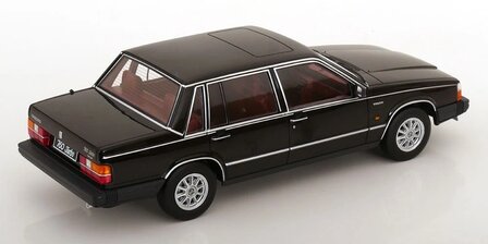 Triple9 1:18 Volvo 760 Turbo zwart 1985