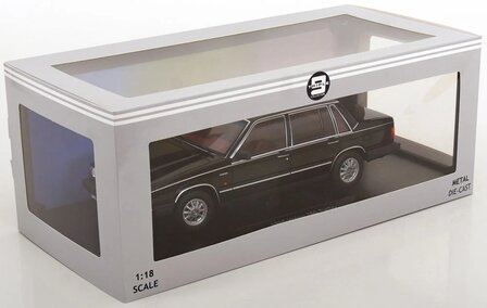 Triple9 1:18 Volvo 760 Turbo zwart 1985