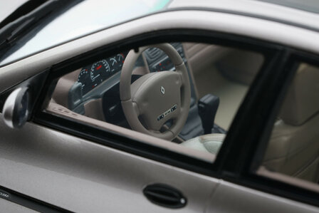 Otto Mobile 1:18 Renault Laguna V6 3.0 Baccara Gris Opale 1996. Levering 12-2025