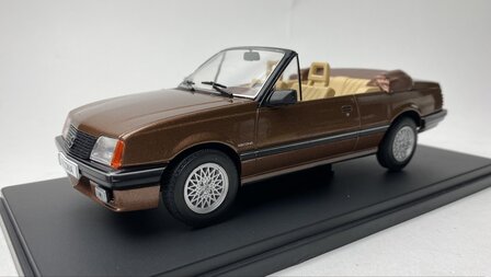 WhiteBox 1:24 Opel Ascona C Cabriolet 1985 bruin in window-box