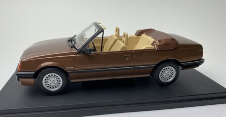 WhiteBox 1:24 Opel Ascona C Cabriolet 1985 bruin in window-box