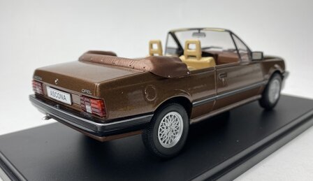 WhiteBox 1:24 Opel Ascona C Cabriolet 1985 bruin in window-box