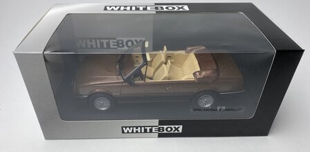 WhiteBox 1:24 Opel Ascona C Cabriolet 1985 bruin in window-box