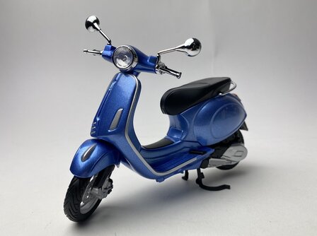 Maisto 1:12 Vespa Primavera 150 blauw