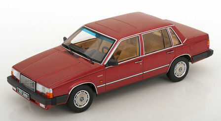 Triple9 1:18 Volvo 760 Turbo 1985 donkerrood