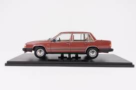 Triple9 1:18 Volvo 760 Turbo 1985 donkerrood