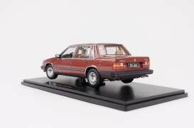 Triple9 1:18 Volvo 760 Turbo 1985 donkerrood