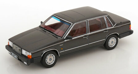 Triple9 1:18 Volvo 760 Turbo 1985 donkergrijs metallic