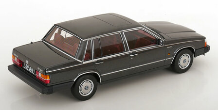 Triple9 1:18 Volvo 760 Turbo 1985 donkergrijs metallic