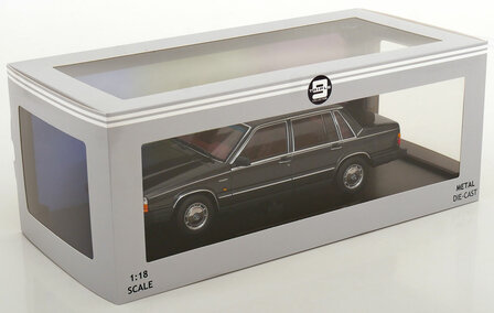 Triple9 1:18 Volvo 760 Turbo 1985 donkergrijs metallic