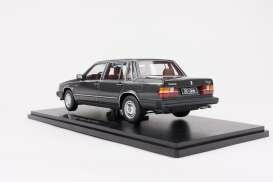 Triple9 1:18 Volvo 760 Turbo 1985 donkergrijs metallic