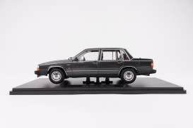Triple9 1:18 Volvo 760 Turbo 1985 donkergrijs metallic