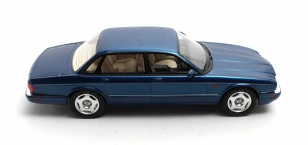 Cult Models 1:18 Jaguar XJR X300 RHD 1995 donkerblauw, limited 100pcs