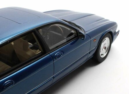 Cult Models 1:18 Jaguar XJR X300 RHD 1995 donkerblauw, limited 100pcs