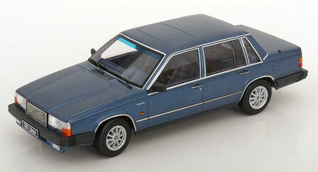 Triple9 1:18 Volvo 760 Turbo blauw metallic 1985